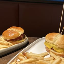 Dave & Buster's Vernon Hills - I was told the child burger was significantly smaller than the adult burger. Can you tell them apart?