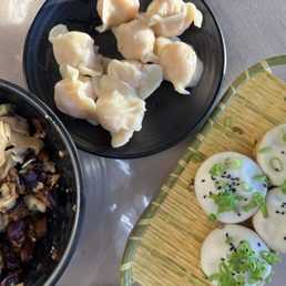 Pan-fried soup dumplings, shrimp dumplings, and noodles! Pan-fried soup dumplings, shrimp dumplings, and noodles!