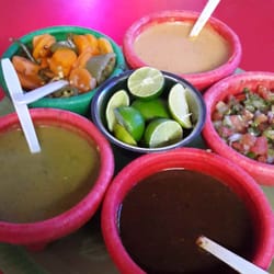 El Zorritoz - La charola de salsas con totopos previo a la comida