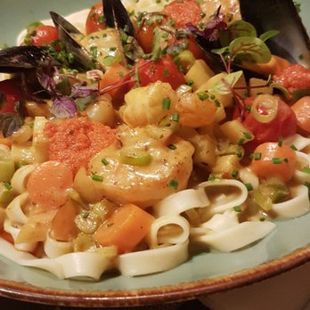 Poules Moules - Pasta with shrimp and curry sauce - Belgian Near Me - Bruges, VWV Poules Moules - Pasta with shrimp and curry sauce - Belgian Near Me - Bruges, VWV