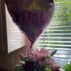 #InLove Flower Shop & Home Decor - Flowers are wilted. The balloon is in Spanish. I'm not sure what it says.