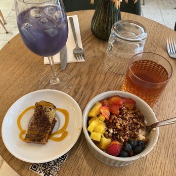 Abattoir Végétal - The granola bowl, mignardise (pastry) of the day, iced tea (not sure, I think aloe and vanilla), and hot tea - Vegan Near Me - Paris, 75 Abattoir Végétal - The granola bowl, mignardise (pastry) of the day, iced tea (not sure, I think aloe and vanilla), and hot tea - Vegan Near Me - Paris, 75
