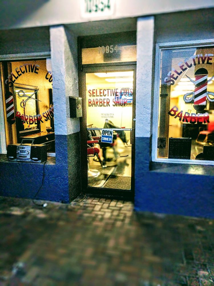 Selective Cuts Barbershop Logo
