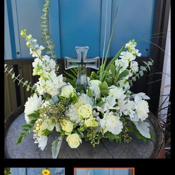 Jen's Backroad Blooms - The arrangement I ordered is the white arrangement on top. Beautiful! - Floral Designers Near Me Jen's Backroad Blooms - The arrangement I ordered is the white arrangement on top. Beautiful! - Floral Designers Near Me