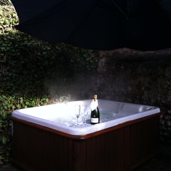 Sea Spray - Hot tub in Eden room garden - Guest Houses Near Me - Brighton, BNH