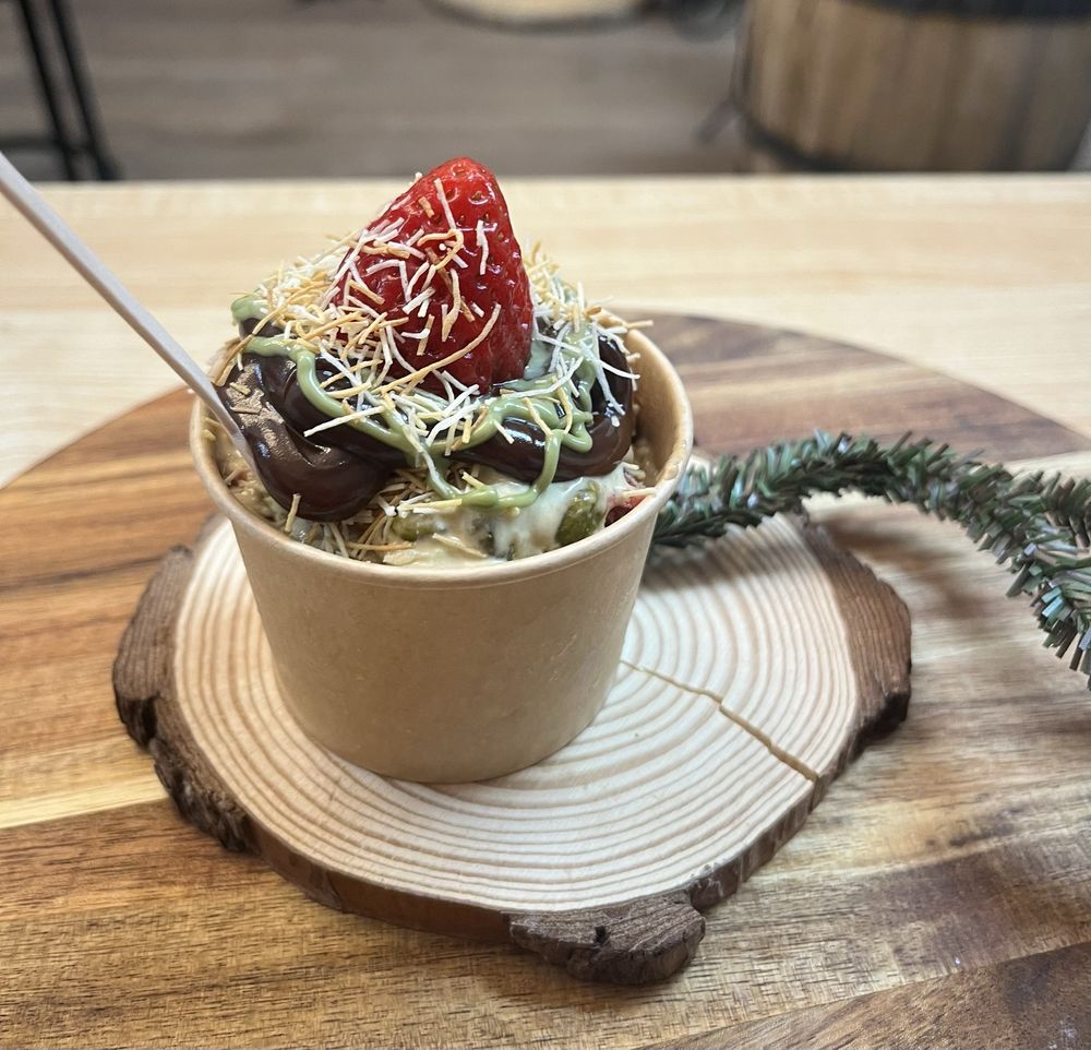 Crème De La Crème Scoops Logo