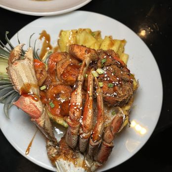 Cali Kitchen and Bar - Deadliest catch pineapple bowl - Cajun/Creole Near Me - Houston, Texas