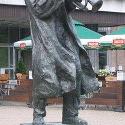 Pomnik trębacza - Widać, że gołębie lubią przesiadywać na głowie Milesa - szkoda jedynie, że zapominają na końcu... spuścić wodę!