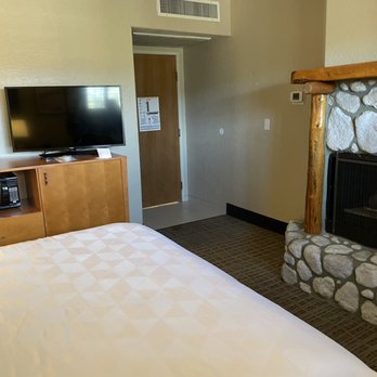 Holiday Inn The Lodge at Big Bear Lake - Room on mezzanine. A fancy way of saying 4th floor. - Big Bear, CA