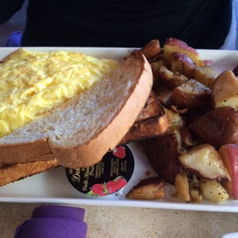 Tryst Cafe PHX - Cheese omelet with sausage patties - Beer, Wine & Spirits Near Me - Phoenix, Arizona
