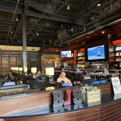BJ's Restaurant & Brewhouse - Interior