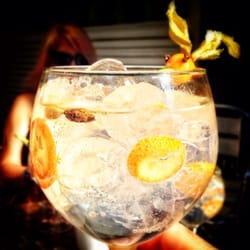 Beluga - GinTonic @belugapuburgos con @akirakokoro y @javipese @digitalbourne