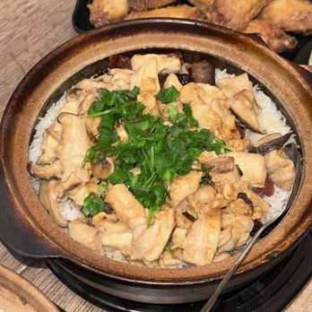 Fong Kee Clay Pot - C6. Chicken, Mushroom & Chinese Sausage Clay Pot Rice - Cantonese Near Me - Union City, California Fong Kee Clay Pot - C6. Chicken, Mushroom & Chinese Sausage Clay Pot Rice - Cantonese Near Me - Union City, California