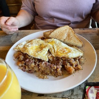 Trailhead Restaurant - Corned beef hash - American Near Me - Estes Park, Colorado