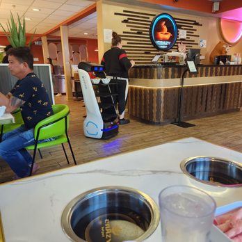 Crazy Hotpot - Robot delivers appetizers - Hot Pot Near Me - Metairie, Louisiana