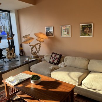 Anna's On The Lake - a living room - Coffee & Tea Near Me - Kenosha, Wisconsin