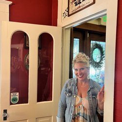 Grady House Bed & Breakfast - Our host, who woke up at 3 am to start the feast of a breakfast!