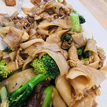 Red Chili - 28. Pad See Ew - Thai Near Me - Hayward, California Red Chili - 28. Pad See Ew - Thai Near Me - Hayward, California