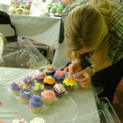 Cakewalk Chicago - Cupcake decorating class