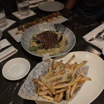 Earls Kitchen + Bar - Truffle fries, truffle tortellini with steak, crispy sushi rice - Cocktail Bars Near Me - Honolulu, Hawaii Earls Kitchen + Bar - Truffle fries, truffle tortellini with steak, crispy sushi rice - Cocktail Bars Near Me - Honolulu, Hawaii