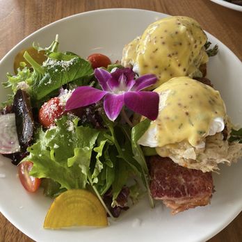 Solera - Crab cake Benedict - Lounges Near Me - Honolulu, Hawaii