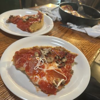 Pizzeria Uno - Deep dish pepperoni with mushrooms - Pizza Near Me - Chicago, Illinois Pizzeria Uno - Deep dish pepperoni with mushrooms - Pizza Near Me - Chicago, Illinois
