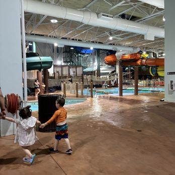 Great Wolf Lodge - Indoor pool area - Resorts Near Me - Scotrun, Pennsylvania