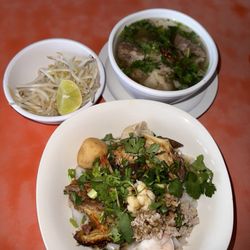 Trieu Chau Restaurant - Combination dry noodle with soup on the side and big flat noodles