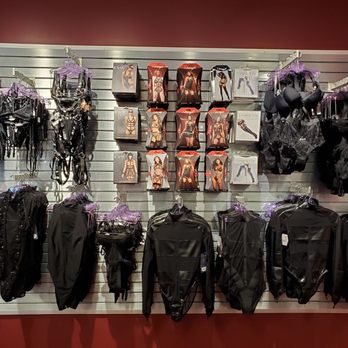 Бөксесін жайып тұрған әйелдің суреті