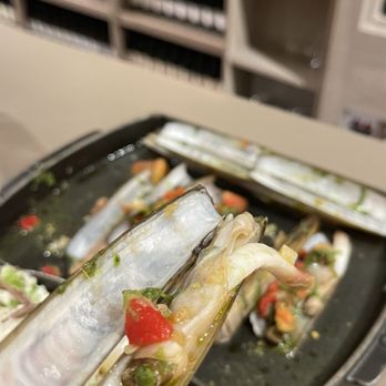 Les Cocottes - razor clams - Bistros Near Me - Paris, 01 Les Cocottes - razor clams - Bistros Near Me - Paris, 01