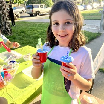 Gooey Pop - Making slime cupcakes at the park with Gooey Pop DIY slime station - Party Supplies Near Me Gooey Pop - Making slime cupcakes at the park with Gooey Pop DIY slime station - Party Supplies Near Me