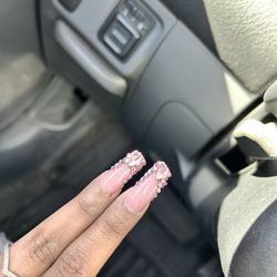 Aurora Nail Bar - Pointer finger different lengths Smfh