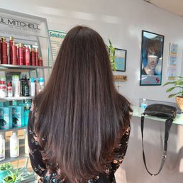 Long layer Trim and natural brown color. Long layer Trim and natural brown color.
