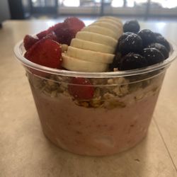 Smoothie Q - Strawberry shortcake bowl topped with gluten free granola, honey drizzle, bananas, strawberries and blueberries
