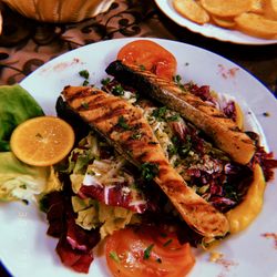 Plaka - Bunter Salat mit Lachsfilet