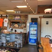 Foto de High On The Hog BBQ - Middleburgh, NY, Estados Unidos. Inside restaurant. Clean and simple.