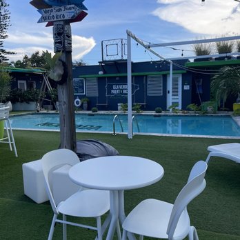Nomada Beach Hostel - Pool area - Hostels Near Me - Carolina, Puerto Rico