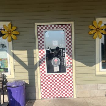 Hill Top Soda Shoppe - Ice Cream & Frozen Yogurt Near Me - Benzonia, Michigan