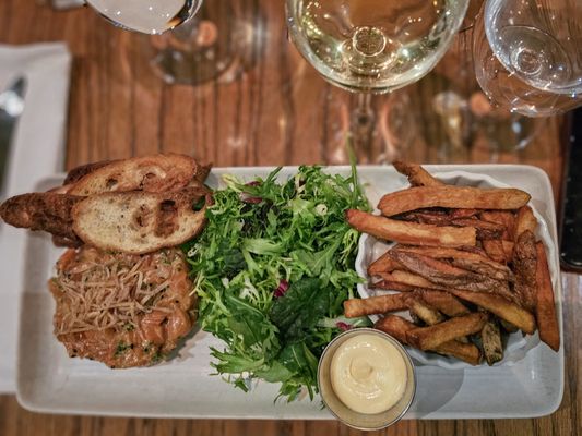 Les Cavistes | Bistro Bar à vin Boutique by null