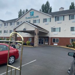 This is the front of the guesthouse parking lot are clean nice covered entryway This is the front of the guesthouse parking lot are clean nice covered entryway