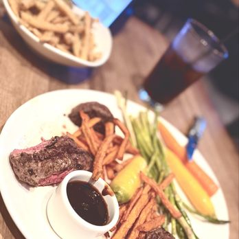 Yard House - Entrecôte decor with some sweet potato fries and and sautéed veggies on the side - Bars Near Me - Coral Gables, Florida