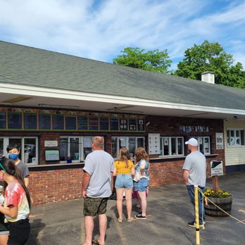 Gifford's Famous Ice Cream - Old-timey ice cream stand. - Ice Cream & Frozen Yogurt Near Me - Waterville, Maine Gifford's Famous Ice Cream - Old-timey ice cream stand. - Ice Cream & Frozen Yogurt Near Me - Waterville, Maine