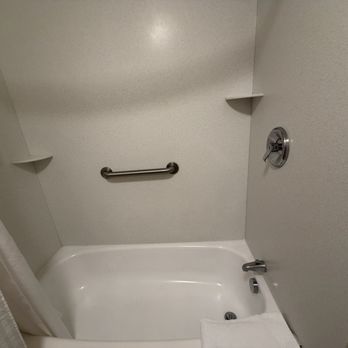 Delta Hotels Helena Colonial - Shower in our suite - Hotels Near Me - Helena, Montana Delta Hotels Helena Colonial - Shower in our suite - Hotels Near Me - Helena, Montana