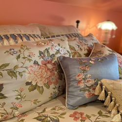 Breese Inn - The Breese Inn's Grand Suite w/private master bath-jacuzzi tub/shower, living rm, Keurig Coffee Maker, Smart TV, work desk & free WIFI