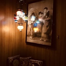 Baan Thai - Contaminazioni di stili orientali dell'arredo, notare le immagini dell'Ottocento - Massaggi Near Me - Roma, RM