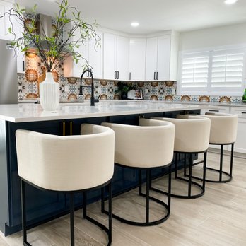 Cozy Corners - Kitchen island with counter stools - Home Staging Near Me - Tempe, Arizona Cozy Corners - Kitchen island with counter stools - Home Staging Near Me - Tempe, Arizona
