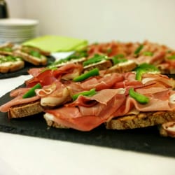 Salvea Wellness - Leider zu groß: das als Fingerfood gereichte "Ofenfrische  Krustenbrot mit Schwarzwälder Schinken auf Traubenmostsenf"