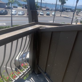 Humphreys Half Moon Inn - Bird feces all over balcony. - San Diego, CA
