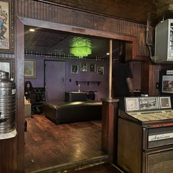 Hotsy Totsy Club - Inside the bar