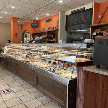Yalaha Bakery - a view of the bakery - Bakeries Near Me - Yalaha, Florida Yalaha Bakery - a view of the bakery - Bakeries Near Me - Yalaha, Florida